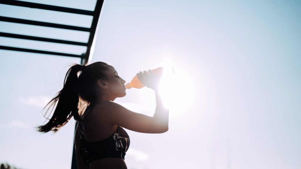 スポーツドリンクを飲む