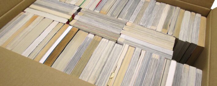 箱詰めされた本(図書館の配送サービス)