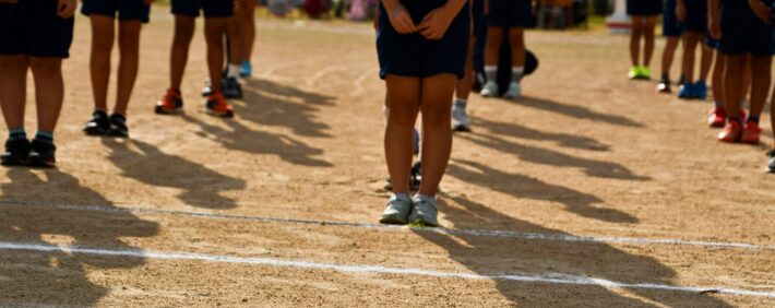 子どもたちを整列させる