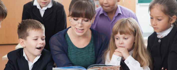子どもたちに読み聞かせをする