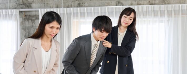 お辞儀の姿勢と手の位置