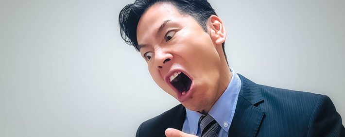 「静かにしなさい」と叫ぶ